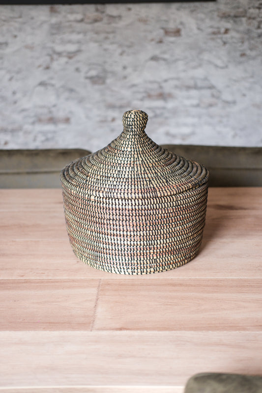 Teng zwart Opbergmand met Deksel – Handgemaakte Rieten Mand – 30x28 cm – Decoratief & Functioneel