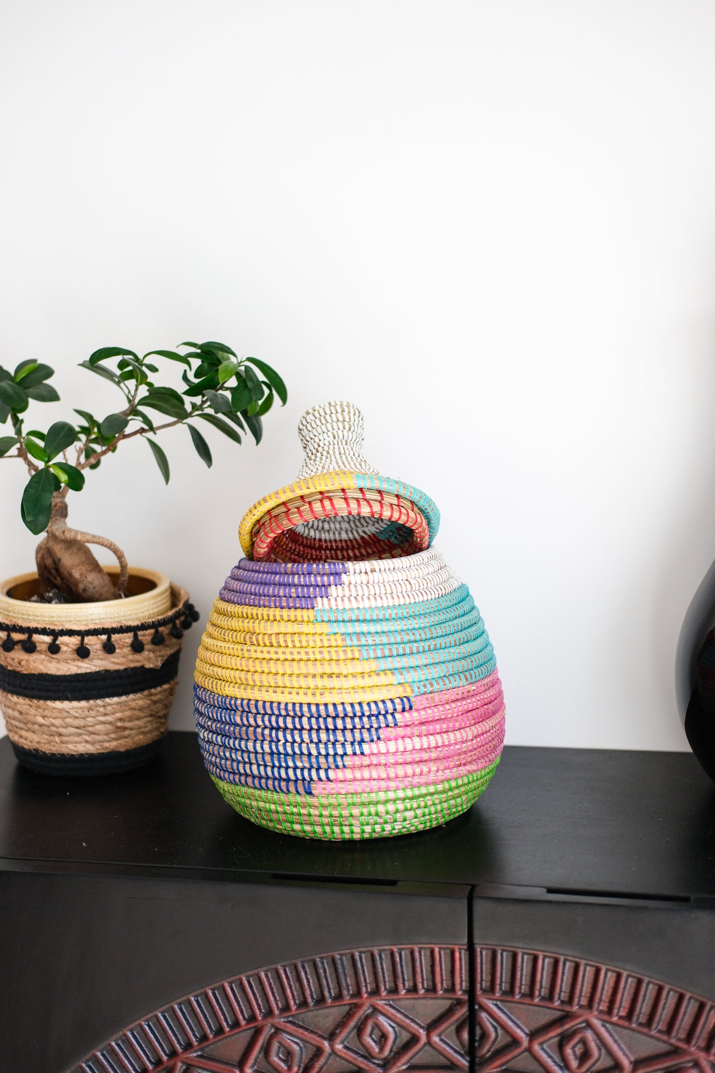 Dhah gekleurd Opbergmandje met Deksel – Regenboog Kleuren – Decoratief & Duurzaam