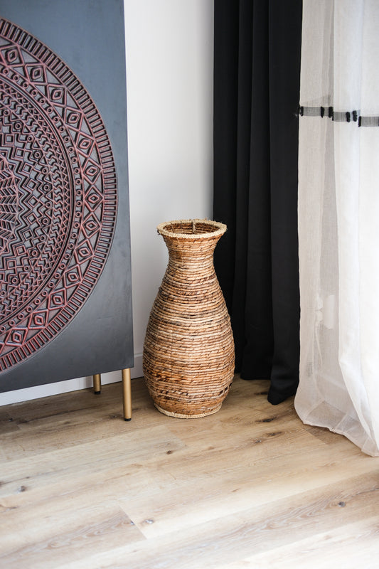 Tumbak Decoratieve Vaas – Gevlochten & Handgemaakt – 56 cm Hoog – Boho & Natuurlijke Stijl