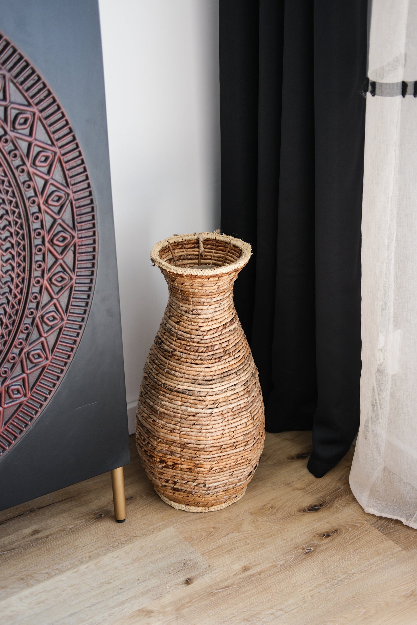Tumbak Decoratieve Vaas – Gevlochten & Handgemaakt – 56 cm Hoog – Boho & Natuurlijke Stijl