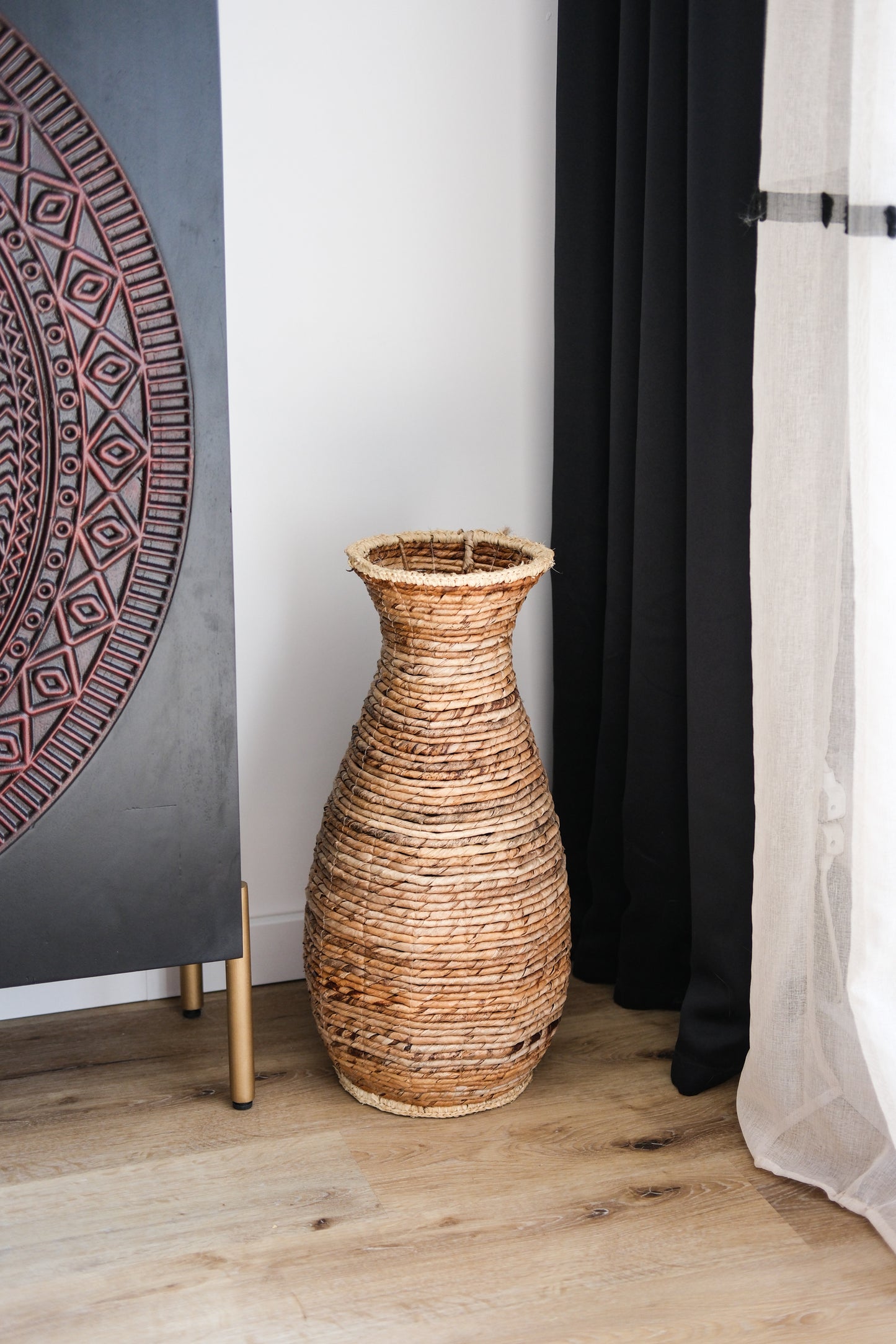 Tumbak Decoratieve Vaas – Gevlochten & Handgemaakt – 56 cm Hoog – Boho & Natuurlijke Stijl