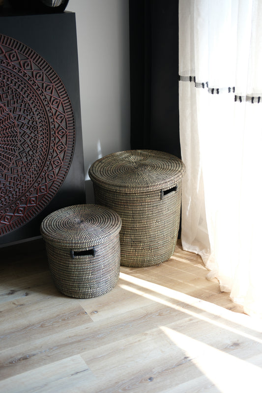 Set van 2 zwarte wasmanden/rieten opbergermanden met deksel - Handgemaakt