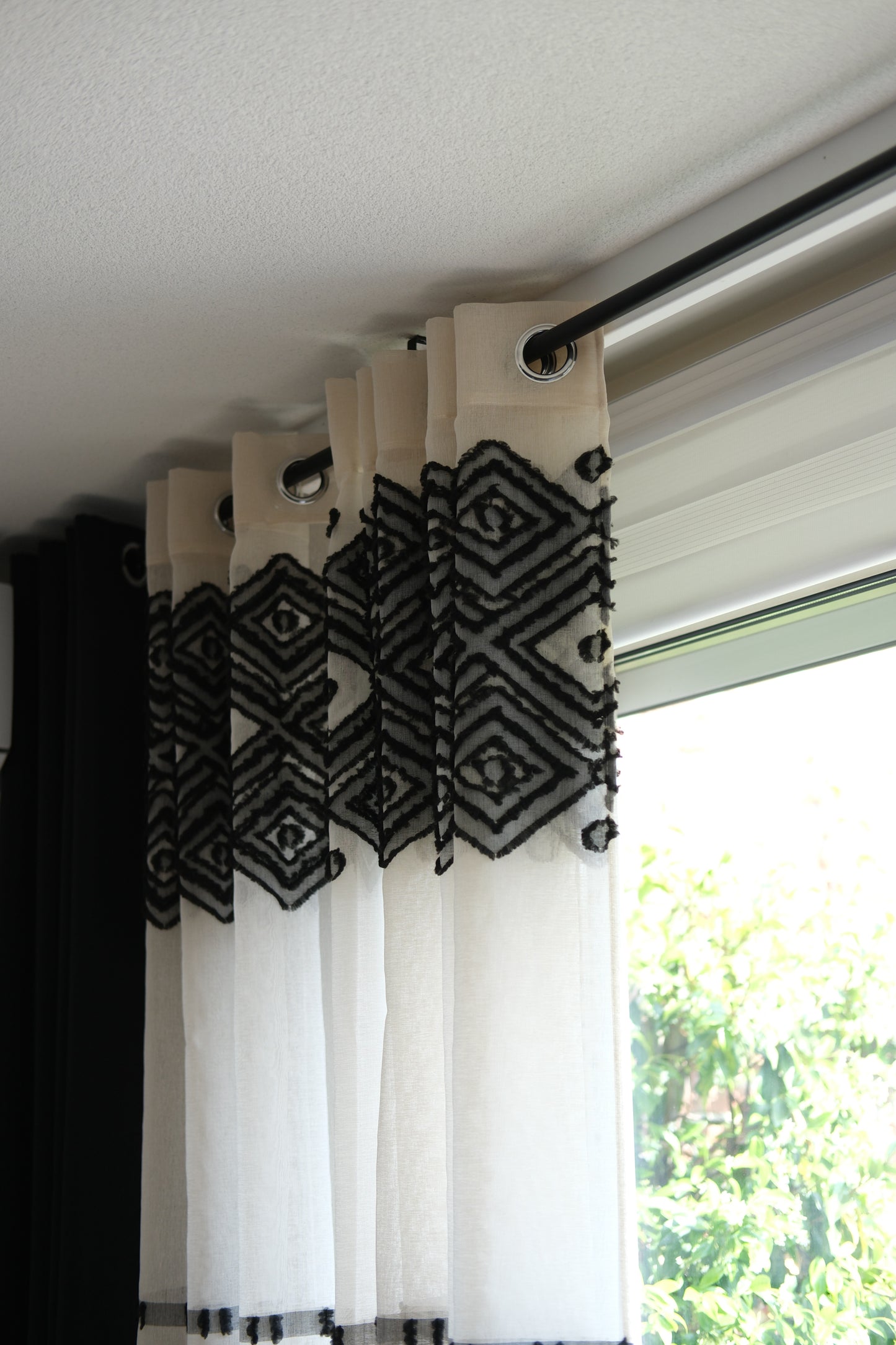 Gordijnen “Sama” met Ringen – 140x240 cm – Beige/Zwart – Modern Design
