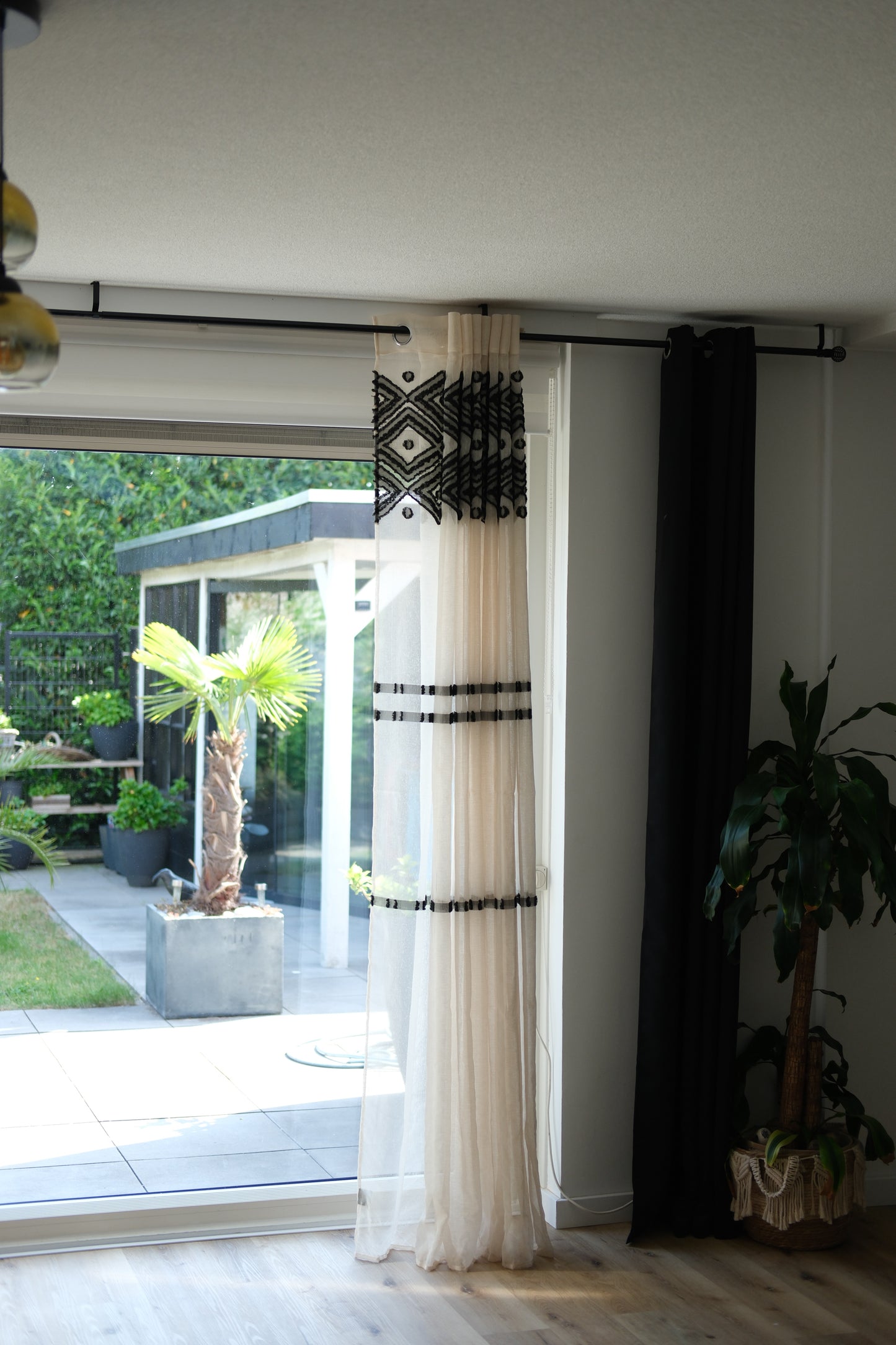 Gordijnen “Sama” met Ringen – 140x240 cm – Beige/Zwart – Modern Design