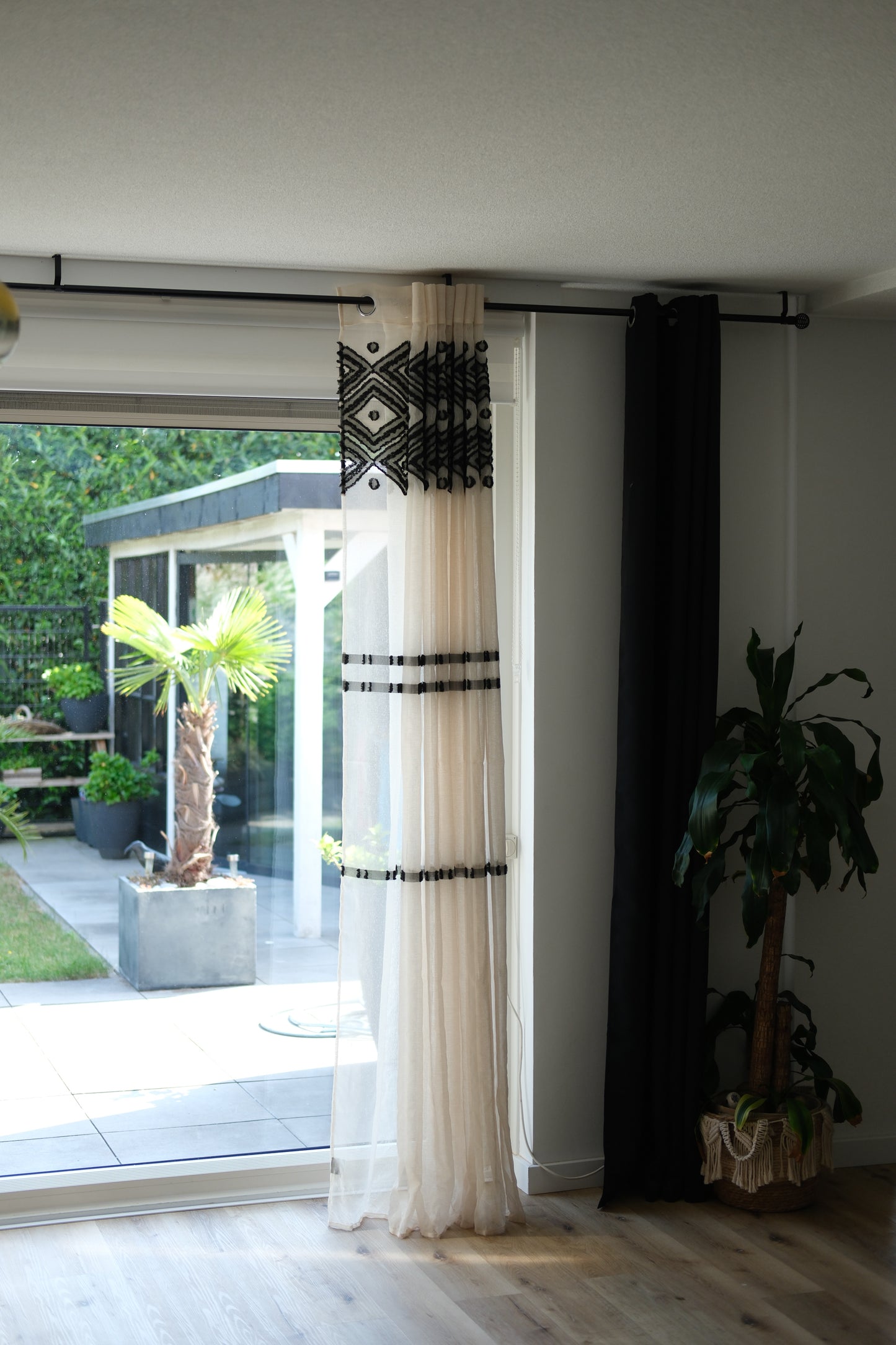 Gordijnen “Sama” met Ringen – 140x240 cm – Beige/Zwart – Modern Design