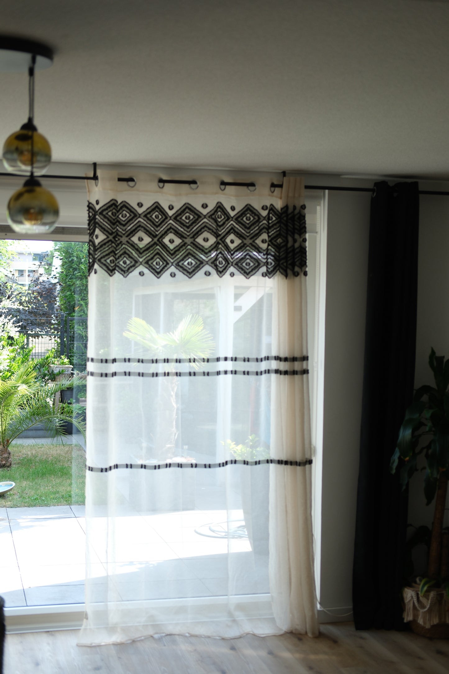 Gordijnen “Sama” met Ringen – 140x240 cm – Beige/Zwart – Modern Design