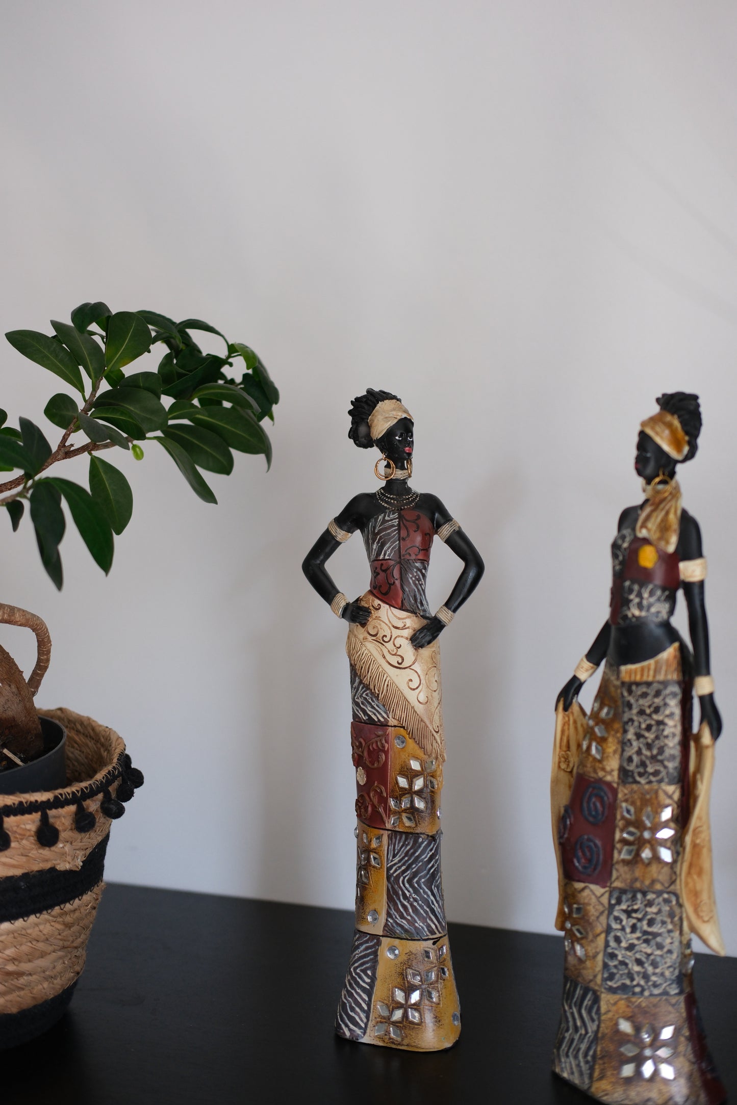 Beeld Afrikaanse Vrouw – Kleurrijke Kleding - Culturele Pracht in Detail - Set van 2