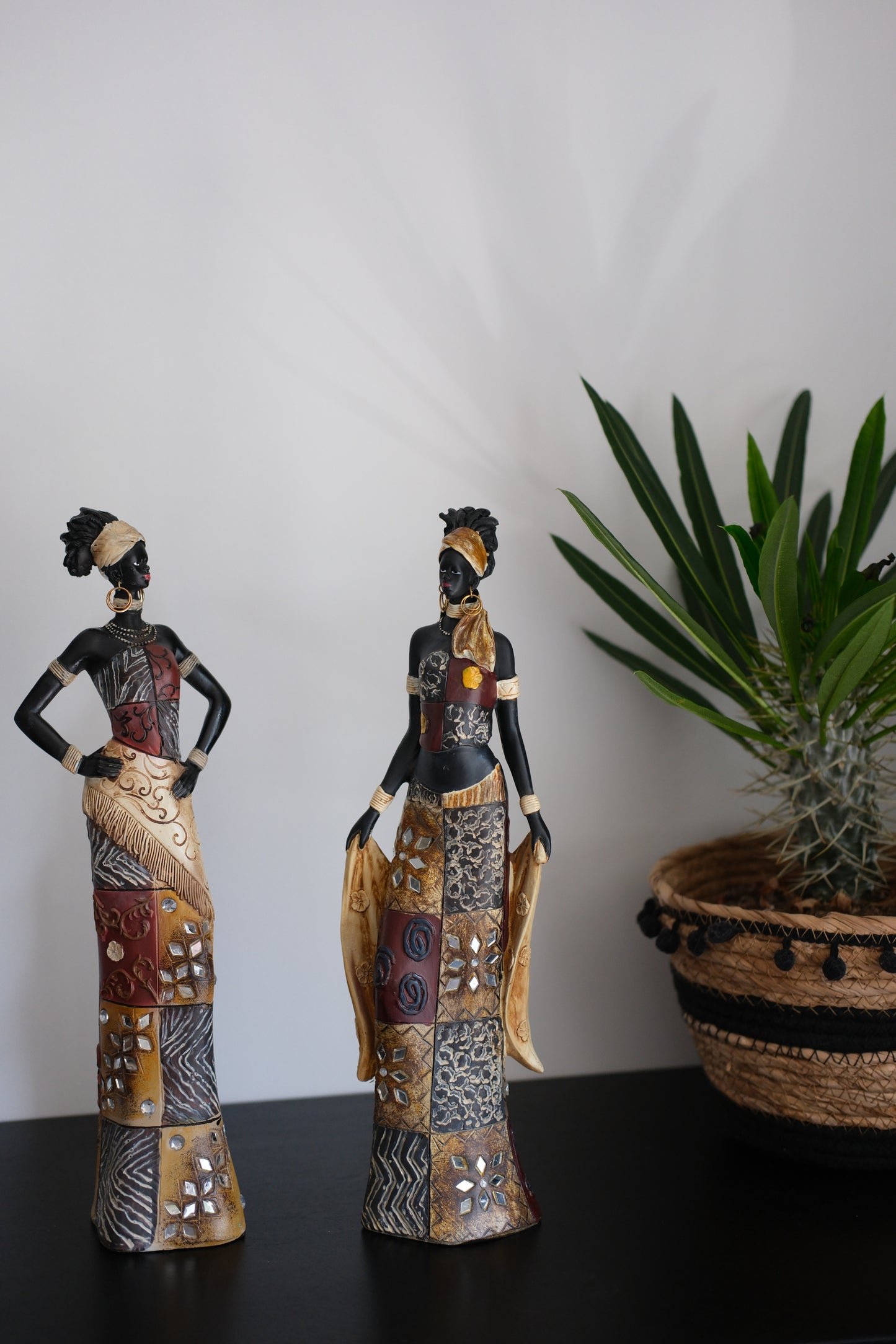 Beeld Afrikaanse Vrouw – Kleurrijke Kleding - Culturele Pracht in Detail - Set van 2