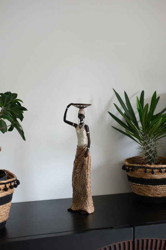 Afrikaanse Vrouw met Schaal op Hoofd – Handgeschilderd Decoratiebeeld in Kleurrijke Kleding