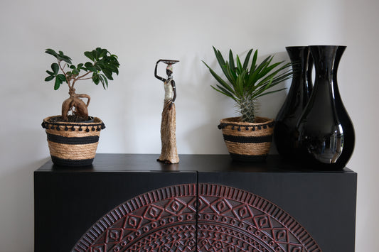 Afrikaanse Vrouw met Schaal op Hoofd – Handgeschilderd Decoratiebeeld in Kleurrijke Kleding