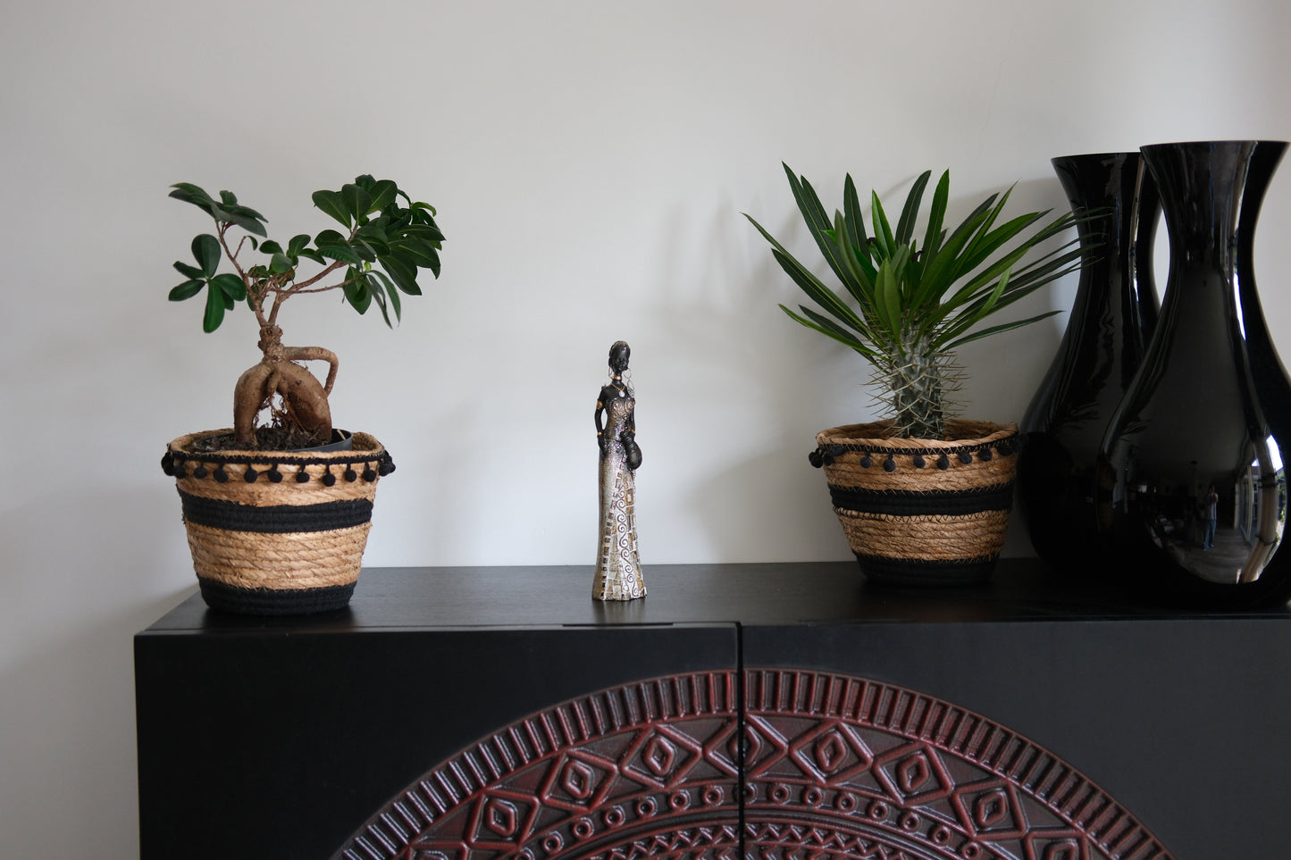 Decoratief beeld Afrikaanse vrouw met Kannetje– 24 cm – Etnisch & stijlvol