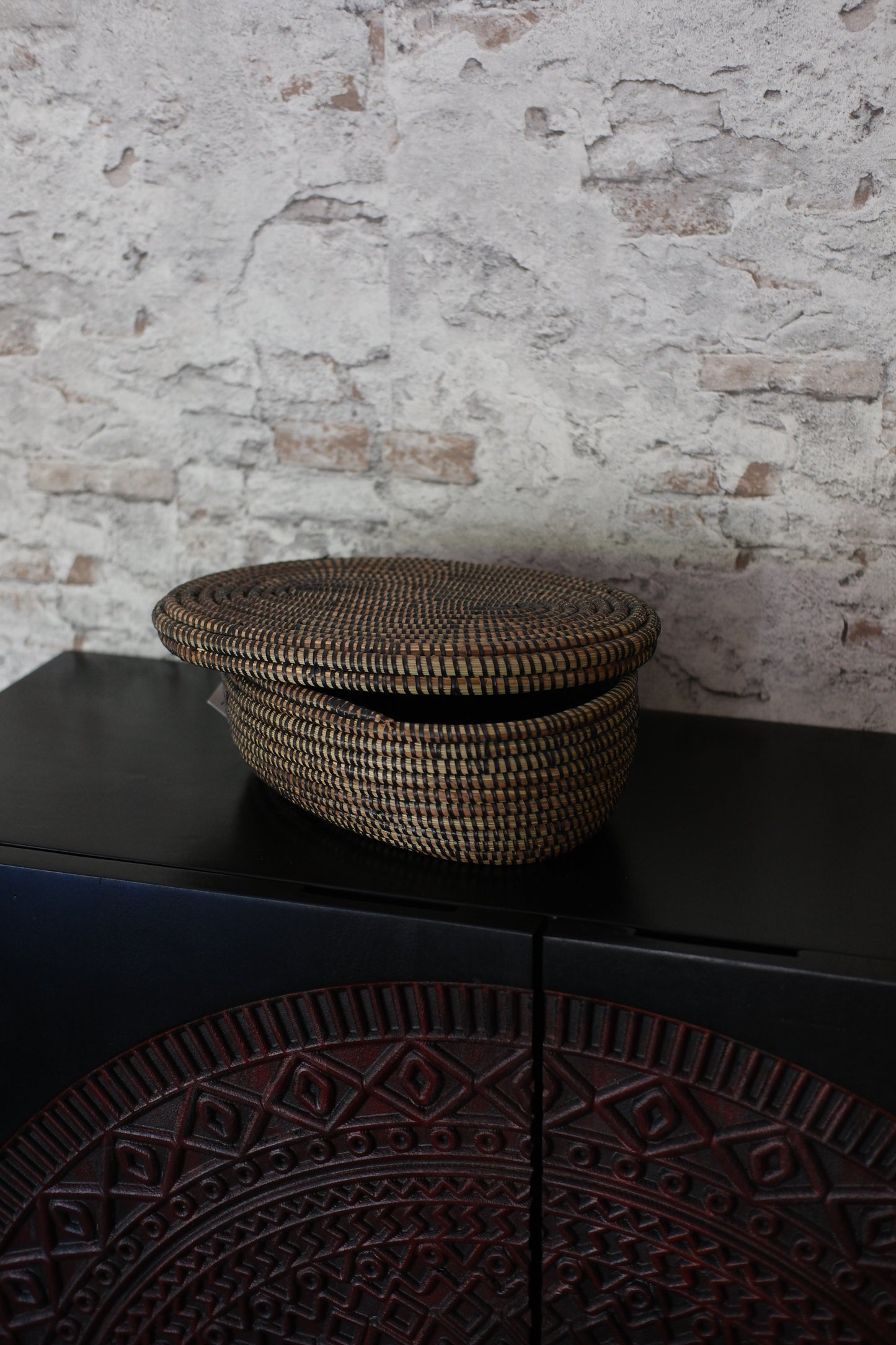 Handgemaakt ovaal zwart opbergmandje met deksel – 35x25x12 cm – Decoratief & praktisch – Boho stijl