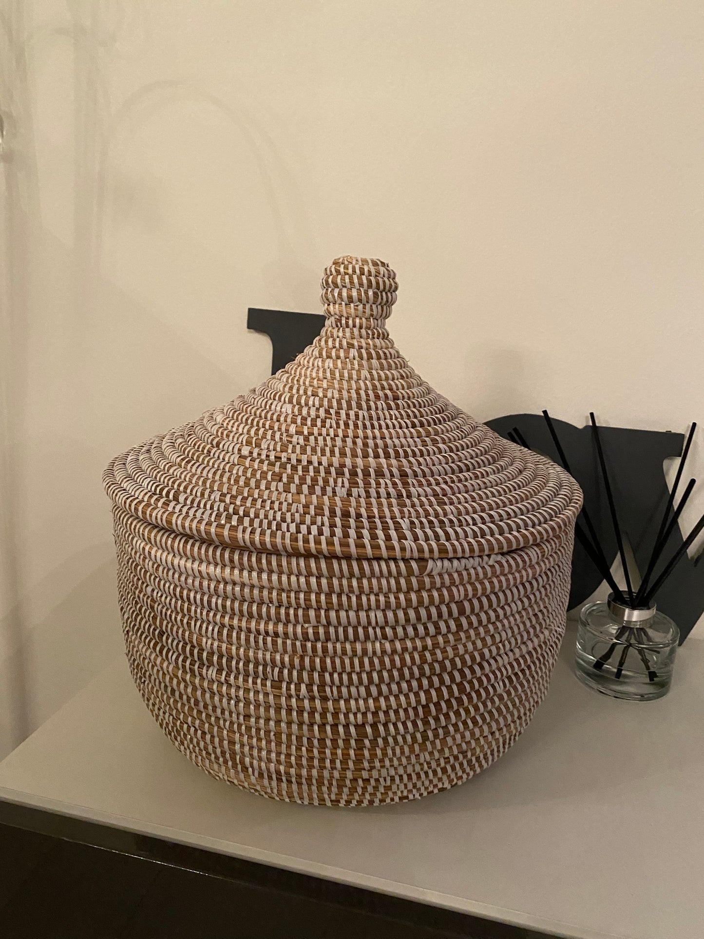 Teng wit Opbergmand met Deksel – Handgemaakte Rieten Mand – 30x28 cm – Decoratief & Functioneel