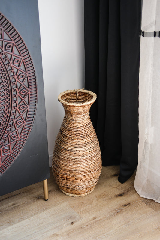 Tumbak Decoratieve Vaas – Gevlochten & Handgemaakt – 56 cm Hoog – Boho & Natuurlijke Stijl