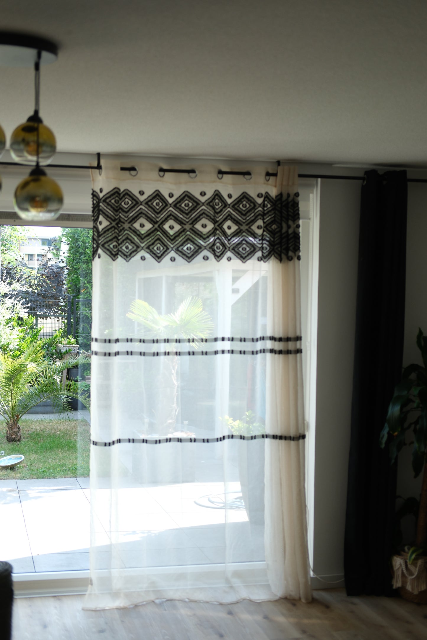 Gordijnen “Sama” met Ringen – 140x240 cm – Beige/Zwart – Modern Design
