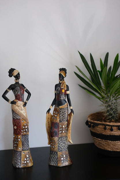 Beeld Afrikaanse Vrouw – Kleurrijke Kleding - Culturele Pracht in Detail - Set van 2