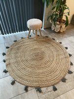 Rond Jute Vloerkleed met Kaki Kwastjes – Ø 120 cm