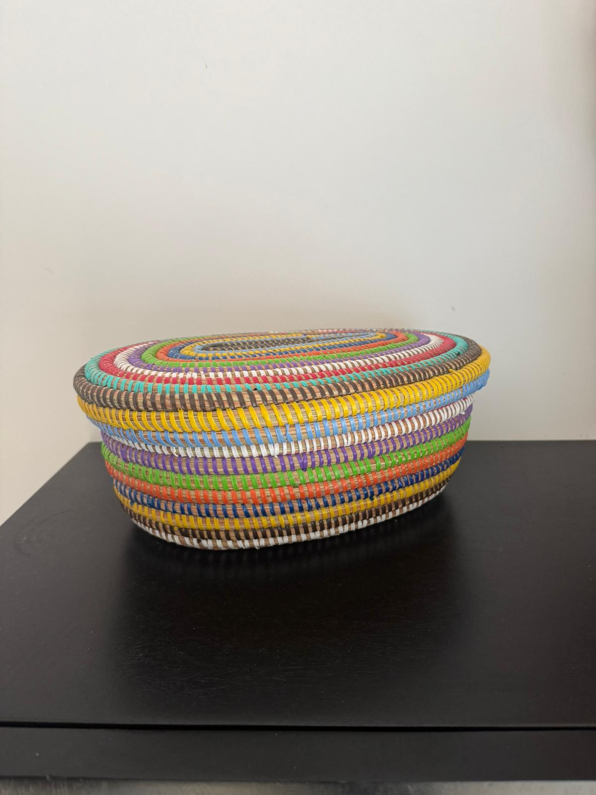 Handgemaakt ovaal Vrolijke kleuren opbergmand met deksel – Decoratief & praktisch – Boho stijl