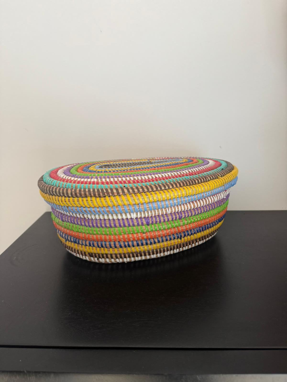 Handgemaakt ovaal Vrolijke kleuren opbergmand met deksel – Decoratief & praktisch – Boho stijl